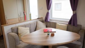 Excellent caravan 2 bedrooms sleeps 6
