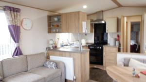Excellent caravan 2 bedrooms sleeps 6