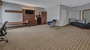 Standard Double Room with Two Double Beds and Accessible Tub - Mobility Access room in Holiday Inn Express Memphis Medical Center - Midtown an IHG Hotel