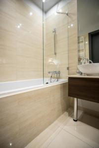 oompH Warsaw Central Luxurious Air-Conditioned Apartment with Balcony