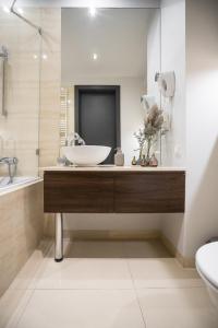 oompH Warsaw Central Luxurious Air-Conditioned Apartment with Balcony