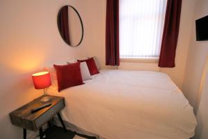 Three Bedroom Townhouse - Free Local Parking - by Property Promise