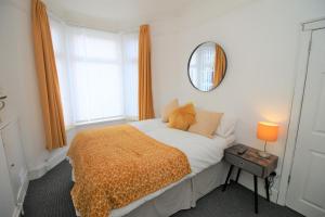 Three Bedroom Townhouse - Free Local Parking - by Property Promise