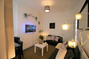 Three Bedroom Townhouse - Free Local Parking - by Property Promise