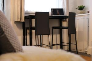 Three Bedroom Townhouse - Free Local Parking - by Property Promise