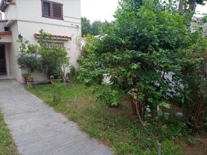 Habitación y dptos 1 y 2 amb con estacionamiento cerca del mar