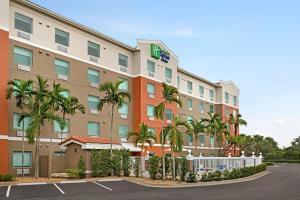 Holiday Inn Express & Suites Pembroke Pines-Sheridan St by IHG