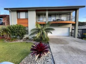 Rainbow Beachhouse - deluxe, pristine location - Herons Creek