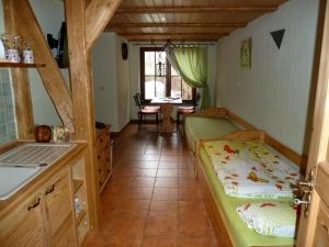 Standard Twin Room with Garden View room in Gästezimmer am Märchenbrunnen
