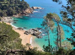 SeaHomes Vacations, BEACH&POOL, in Fenals Beach