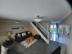 Cosy 3 bedroom residential house, private garden, 30 minutes from Alton Towers, 5 minute walk to Trentham Gardens. - ترينثام