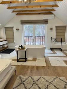 Заміський будинок з каміном та ванною з панорамним видом в ліс