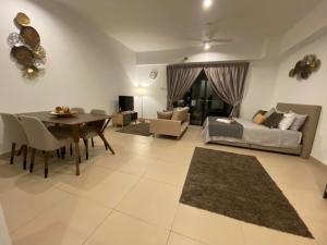 Hening Suite@Midhills