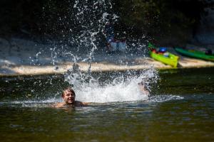 Sejours a la campagne pipowagen Blagour gelegen aan waterbron : photos des chambres