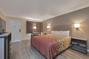 King Room - Non-Smoking room in Econo Lodge Woodland near I-5