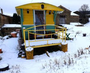 Tentes de luxe La Ferme De Chenevier, La Roulotte Fleurie 2/4pers : Tente