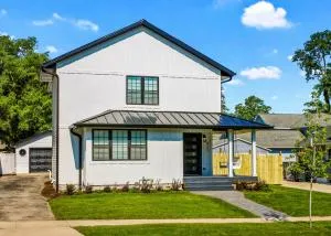 Farmhouse on Wells - Powers Lake