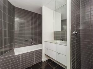 Lovely waterfront condo with swimming pool and gym in the heart of Docklands