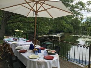 Villas Magnifique Moulin proche Chablis, jacuzzi et riviere : photos des chambres