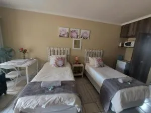DeLutz Overnight Accommodation Room 2 - Manthorwane