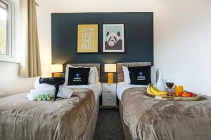 Detached House - City Centre Location - Free Parking, Garden, Smart TVs with Netflix by Yoko Property