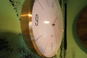 Naomi app,Netflix,between bus and train station