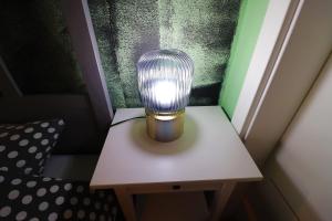 Naomi app,Netflix,between bus and train station