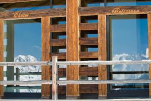 Artsy Luxurious Ski-In-Out-Chalet