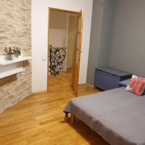 Górny apartament w domu podwórko i parking pod wiatą