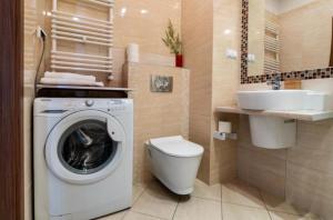 Comfortable And Charming Golden Apartments Platinum Tower