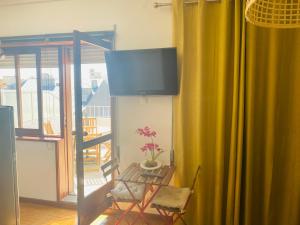 Apartamento com patio na rua principal da cidade