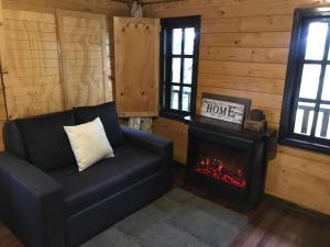 Acogedora cabaña de madera en la naturaleza para desconectarse