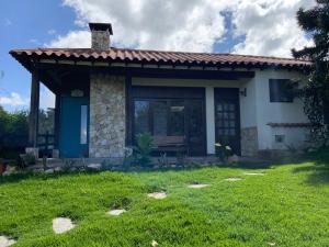 Acogedora cabaña de madera en la naturaleza para desconectarse