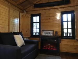 Acogedora cabaña de madera en la naturaleza para desconectarse