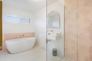 Mediterranean Surfers Paradise Townhouse with BBQ