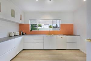 Mediterranean Surfers Paradise Townhouse with BBQ