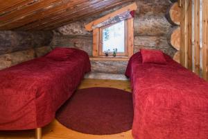 Spectacular Rural Log House with 2 Saunas next to a beautiful lake