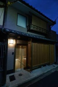 JR京都駅徒歩10分。お風呂が素敵な貸切京町家。6人まで最適。