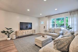 Walk to Restaurants: Sarasota Home w Lanai!