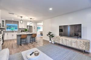 Walk to Restaurants: Sarasota Home w Lanai!