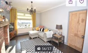 Charming 3 bedroom house with a warmth character - Pont-Nedd-Fechan