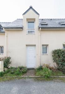 Maisons de vacances Maison fonctionnelle avec terrasse proche mer : Maison de Vacances