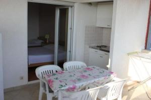 Studio apartment in Duce with sea view, terrace, air conditioning, WiFi 5062-2 