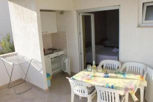Studio apartment in Duce with sea view, terrace, air conditioning, WiFi 5062-3 