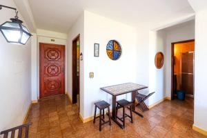 Apart a 450 metros da Praia de Ponta Negra RJ