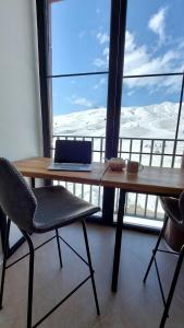 Luxurious 2BR apartment with mountainpiste view, close to main Gondola