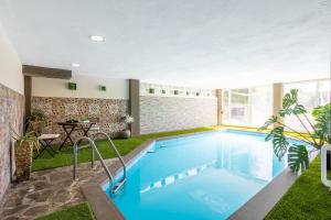 LE LLAR casa con 2 PISCINAS 1 CLIMATIZADA INTERIOR muy cerca de Santiago de Compostela