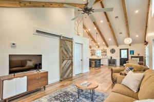 Trendy Palm City Cottage w Porch on 5 Acres!