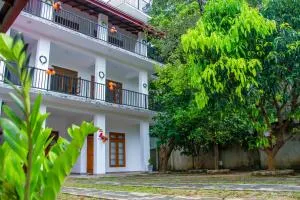 Three Elephant Holiday Inn - Horapola