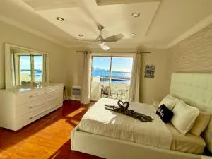 Deluxe waterfront one bedroom apartment with Miami Skyline view, free parking 5 mins drive to Miami Beach - North Bay Village